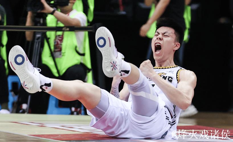 辽粤大战支离破碎!63次犯规62次罚球45次失误 辽粤大战支离破碎!63次犯规62次罚球45次失误